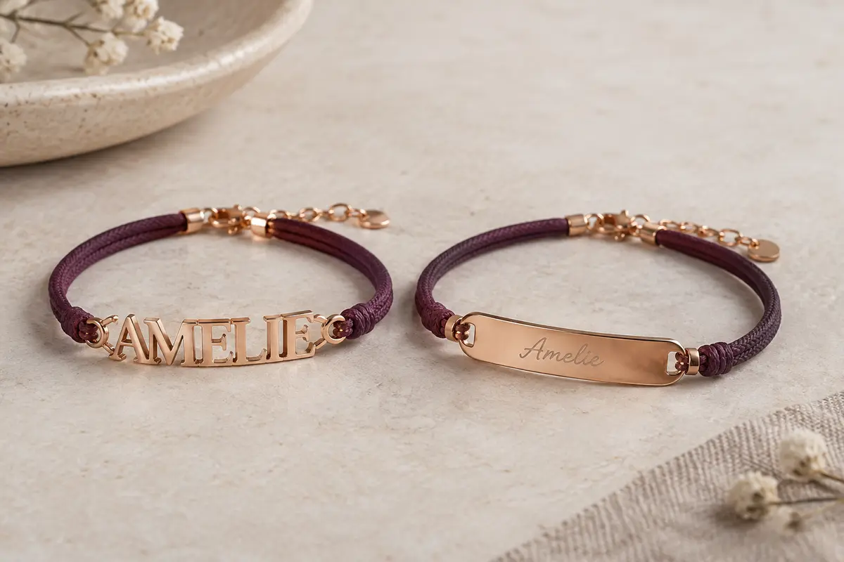 Bracelet à prénom découpé et bracelet à plaque gravée présentés côte à côte