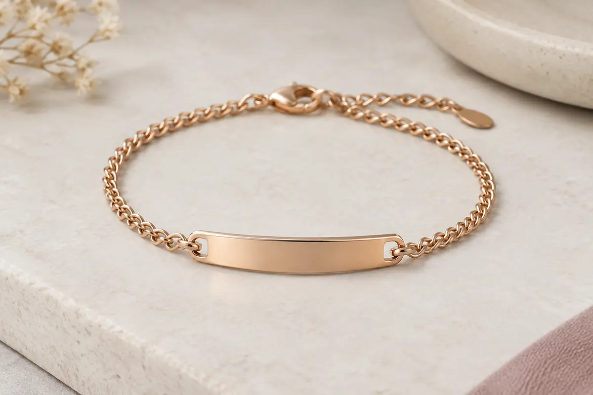 Bracelet à plaque métallique vierge posé sur un fond clair, avec la surface de gravure bien visible.
