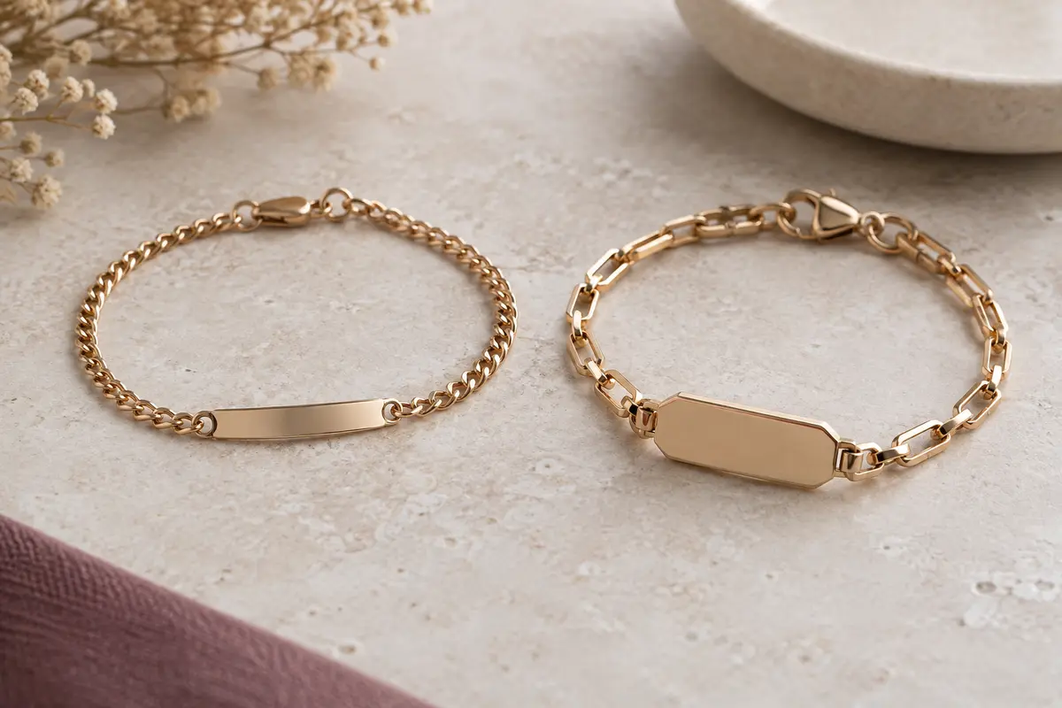 Deux bracelets côte à côte, une gourmette à maillons et un bracelet à plaque lisse.