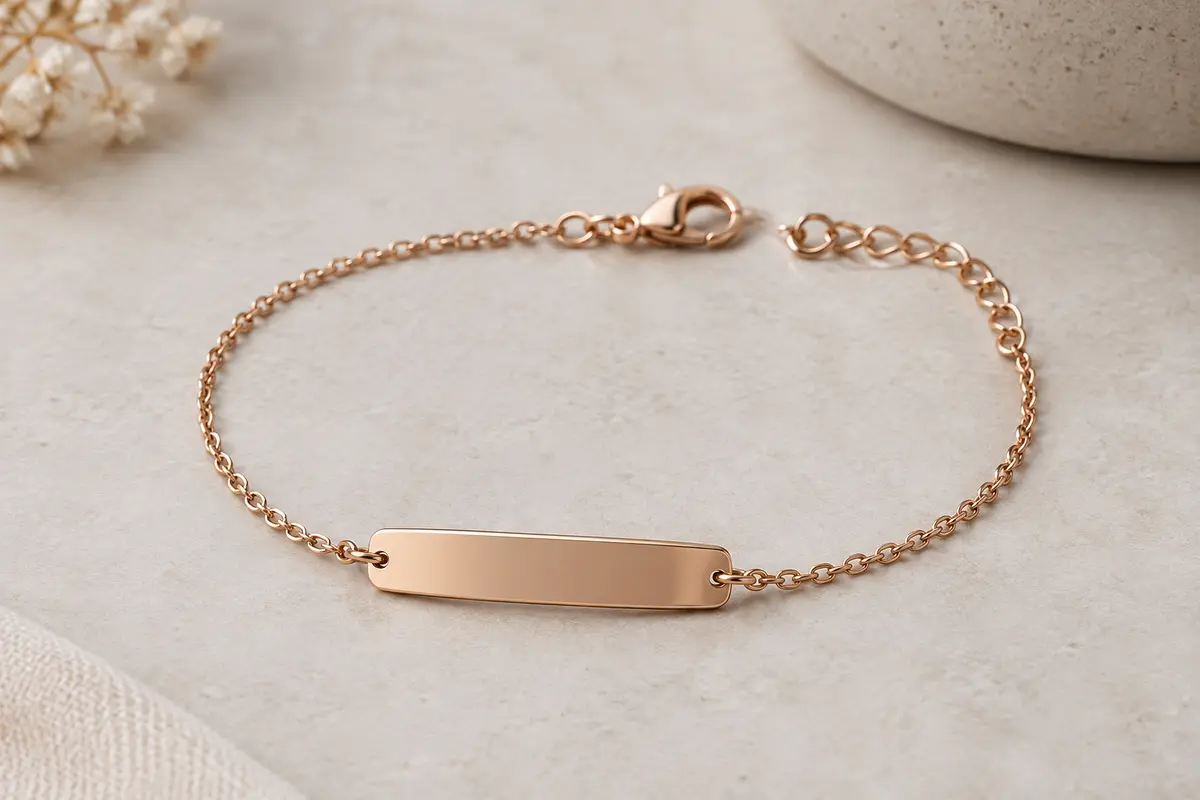 Bracelet personnalisé à plaque posé à plat, avec la chaîne et le fermoir visibles en gros plan.