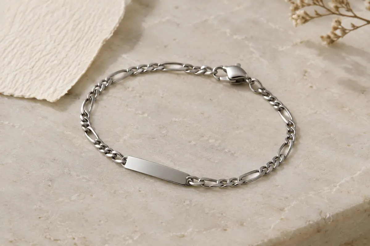 Bracelet argenté à chaîne Figaro avec plaque lisse personnalisable et fermoir griffe de homard