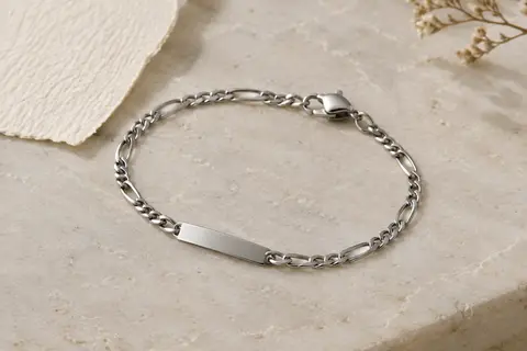 Bracelet argenté à chaîne Figaro avec plaque lisse personnalisable et fermoir griffe de homard